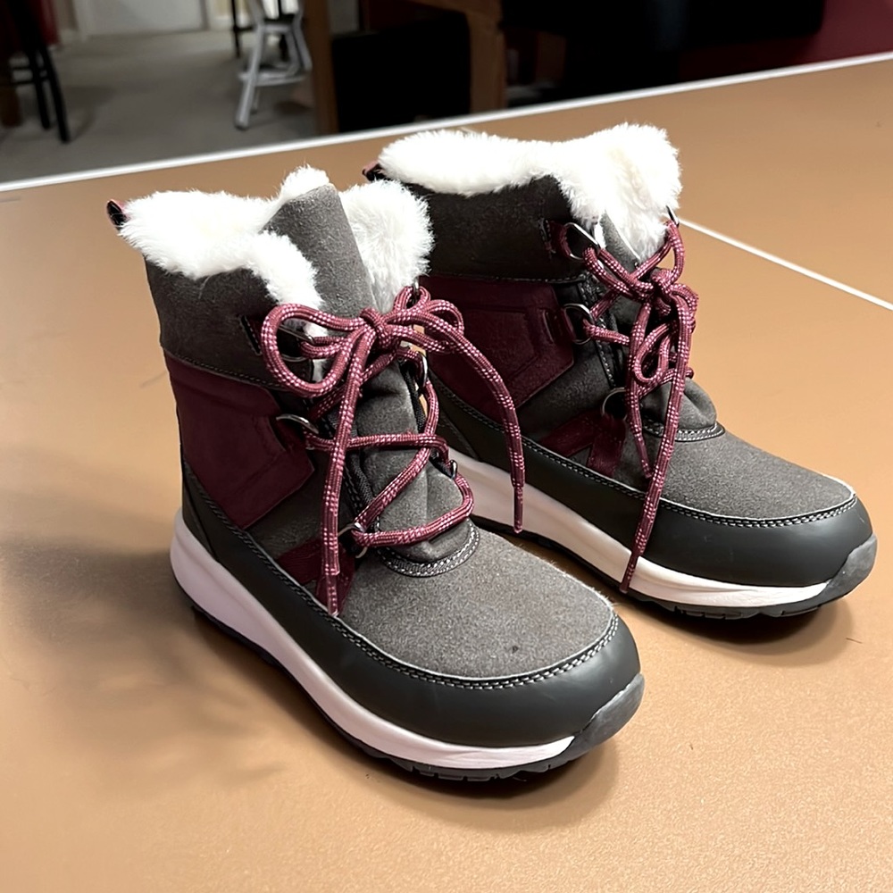 Cat & Jack Girls Snowboots Sz 4